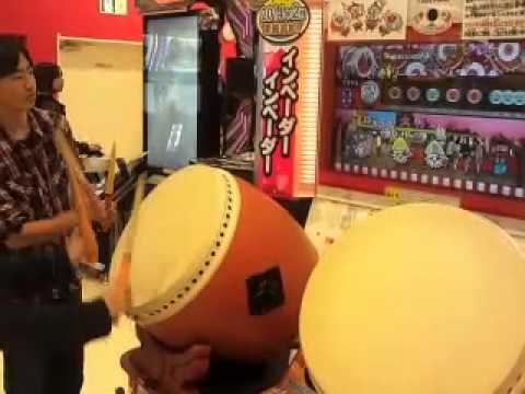 太鼓の達人　ネタプレイ　1つの太鼓で2人プレイw　JUST LIVE MORE