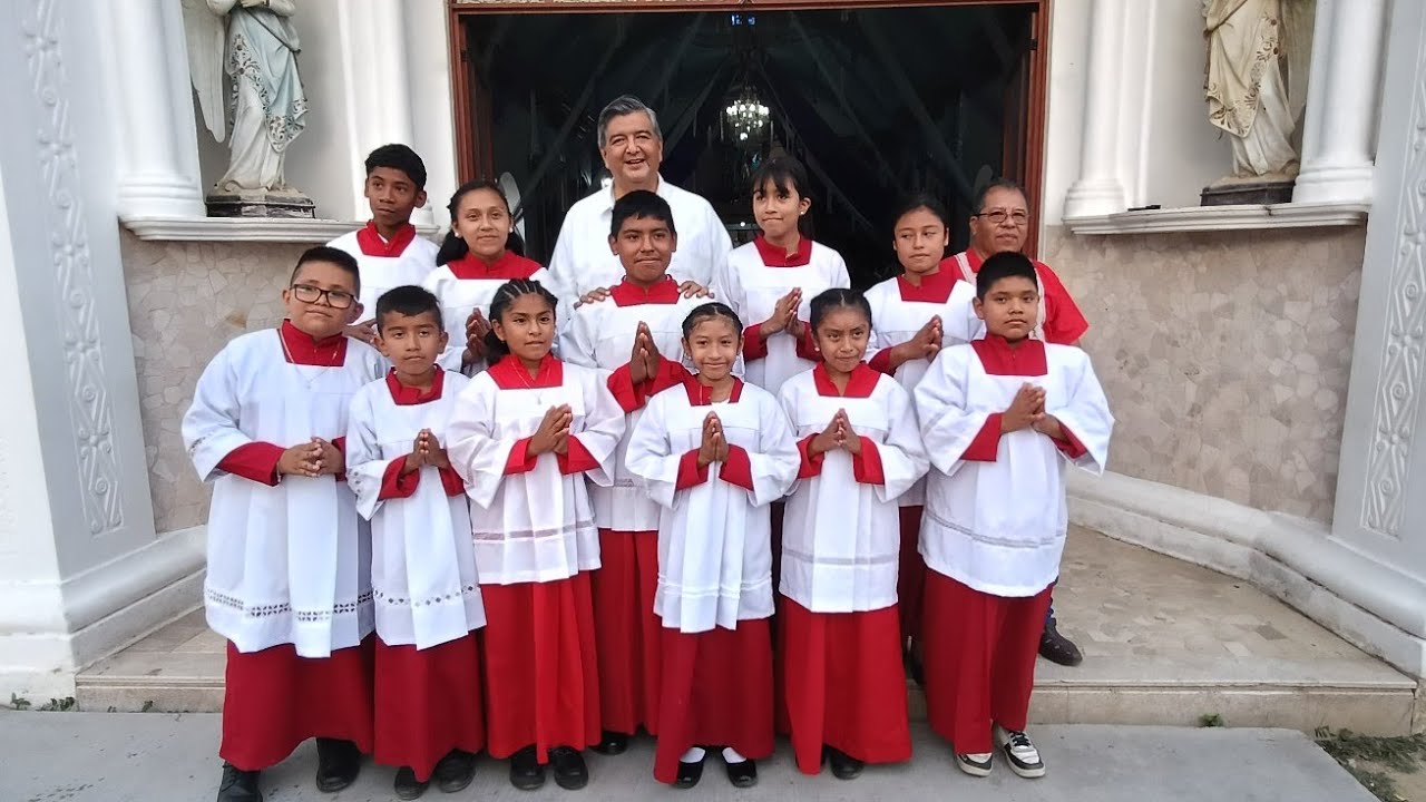 Imposición de insignias para el monaguillo.