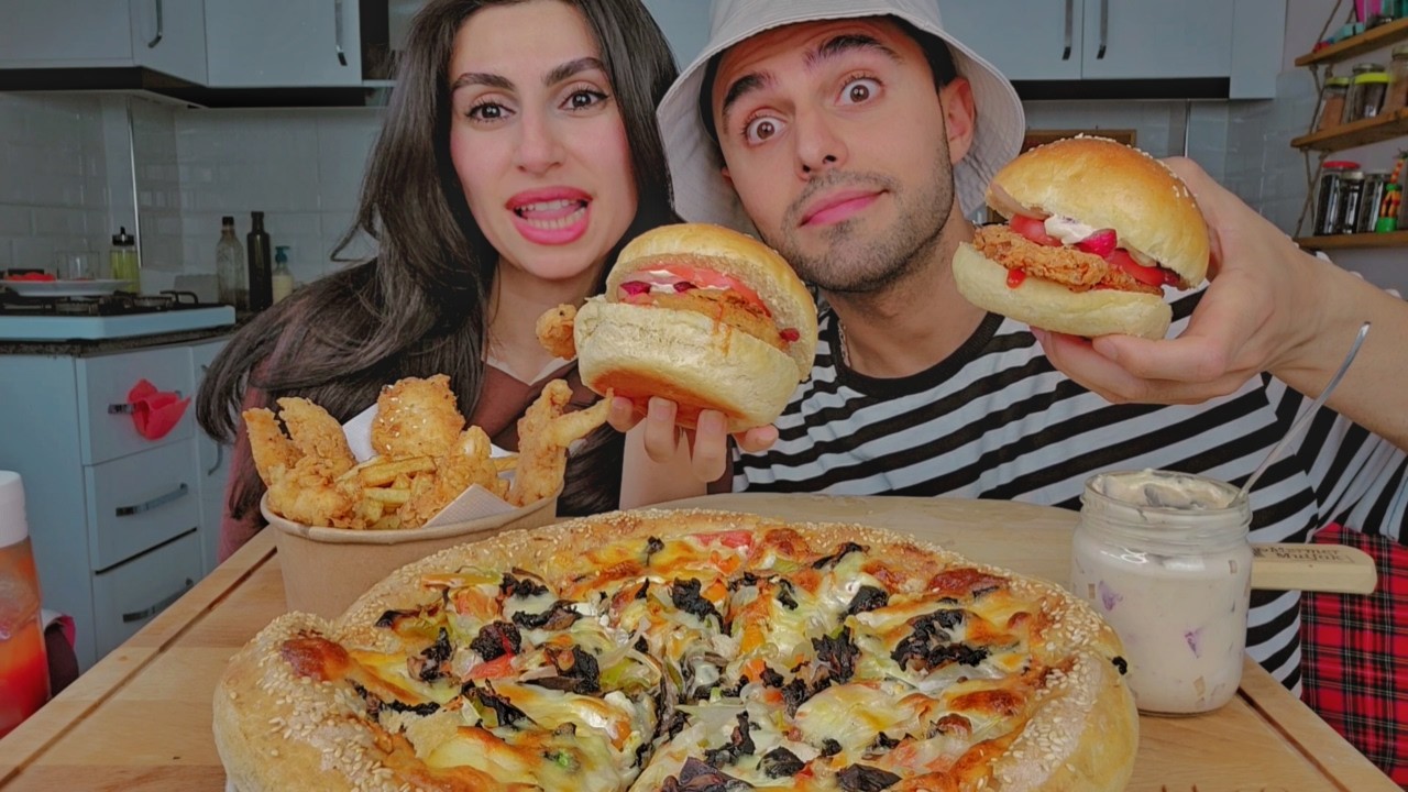 اكلنا كرسبي بركر و بيتزا بالفطر ستربس دجاج مع الصوص السري