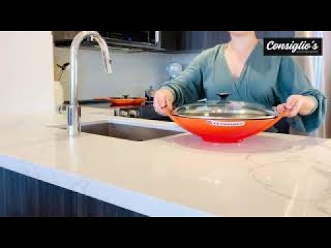 wagon hotel Baleinwalvis Le Creuset Signature Series Wok - YouTube