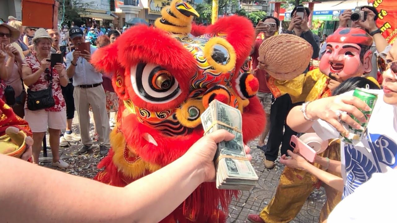 Lân Uống Bia Ngộp đụng độ với chủ nhà cầm sấp lì xì nặng tay - Mùng 3 Tết 2026 - Phương Tế Đường