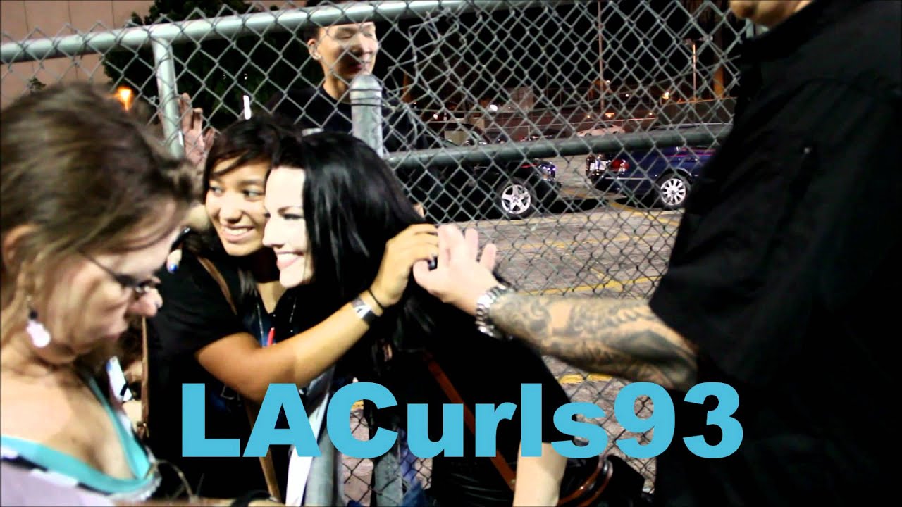 Evanescence singer AMY LEE jokes around with fans