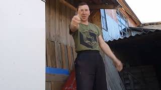 Боксирует грушу