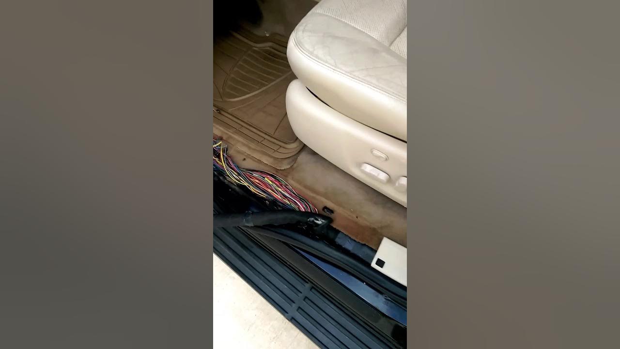 2003 Lincoln navigator door ajar , rear door heated seats radio not