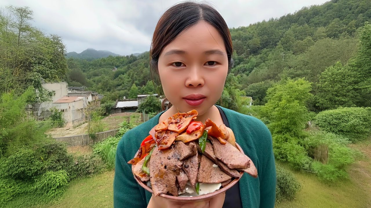 Cooking Delicious Homemade Meat Stir-Fry in the Mountains