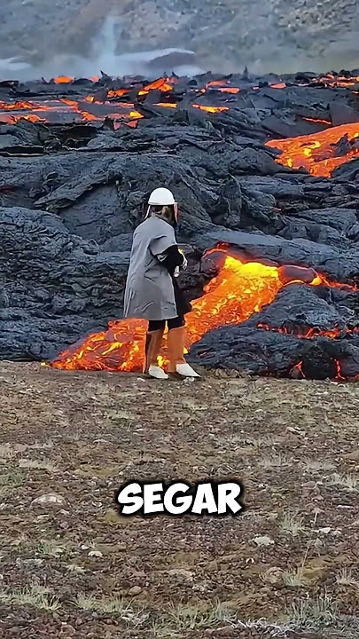 Berbahaya Tapi Menguntungkan: Gadis Ini Kumpulkan Lava dari Gunung Berapi! #shorts