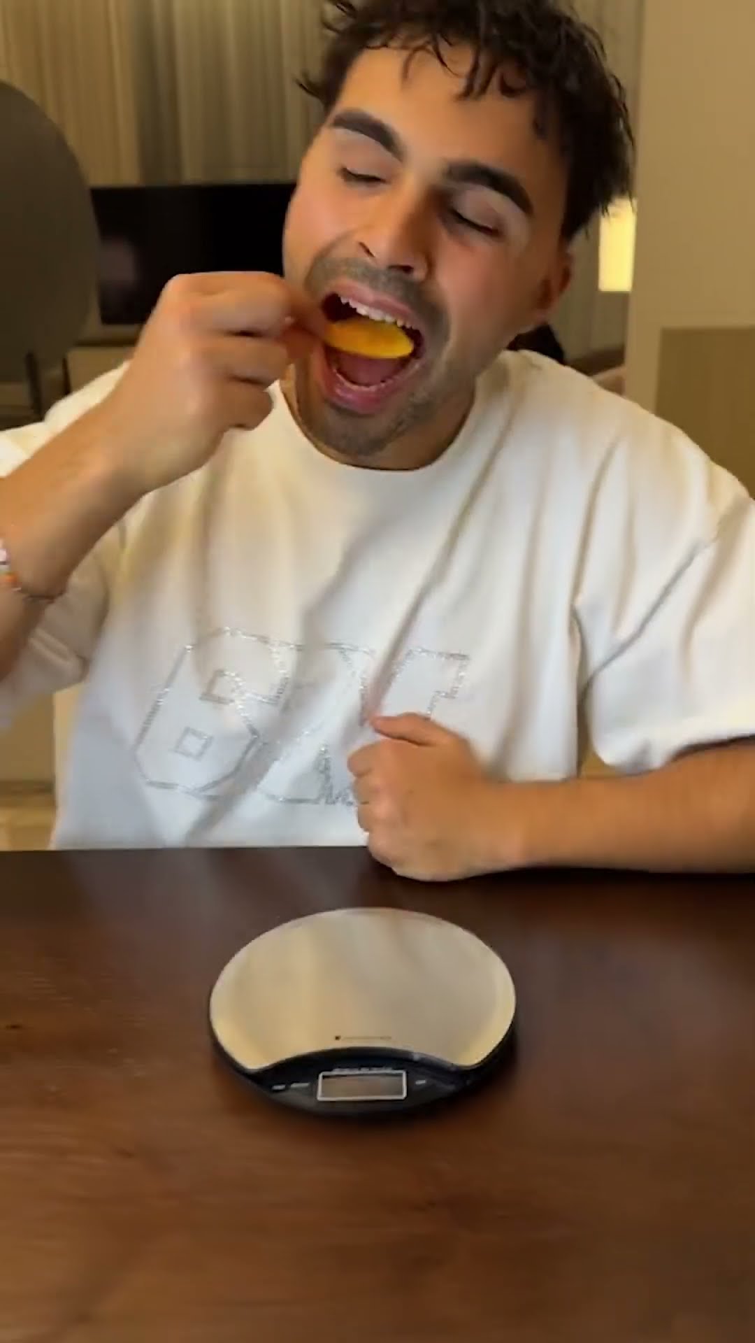 Apple = 200g // Chips = 0g, be smart