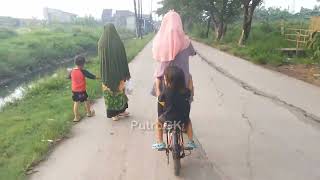 Di Sini Aja, Sepedaan Nya