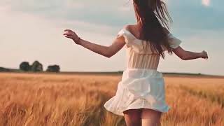 Девушка бежит по полю пшеница, музыка