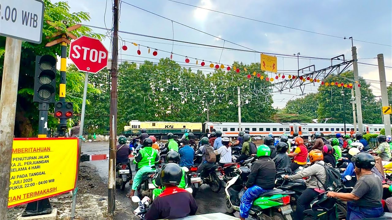 ADU SIRINE BARU! Perlintasan Kereta Api Stasiun Bekasi, Jawa Barat