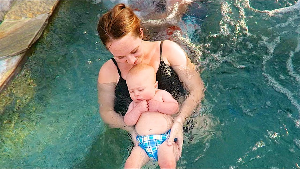 canon definicion BABY RELAXING IN THE POOL!