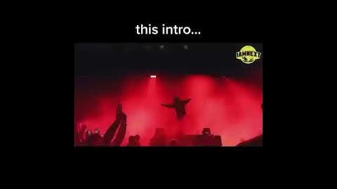 Insane guitarists playing New tank intro  [Narcissist tour]