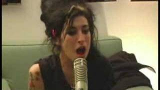 Vignette de la vidéo "Amy Winehouse unplugged You Know I'm No Good Live!"