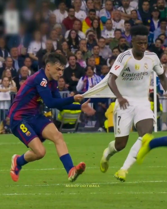 Vinicius Jr Gives His Shirt To Pedri 🤩