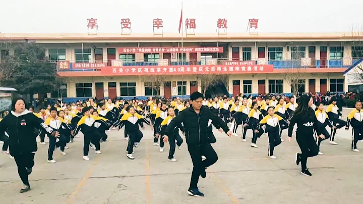 Watch: China school principal joins students for shuffle dance - DayDayNews