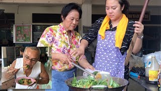 เส้นใหญ่ผัดซีอิ้ว ทำเยอะ ให้อร่อย by ครัวป้าคิด Stir fried soy sauce Pad See Ew