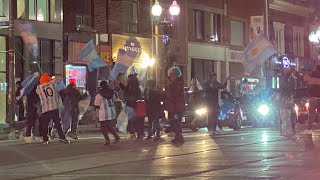 Argentinos festejan en St Clair Ave en Toronto, Canadá. Mundial 2022