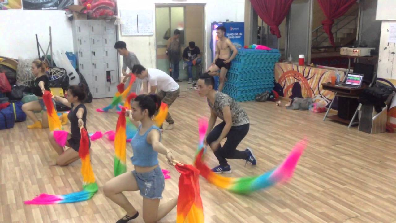 Múa quạt lụa vũ đoán Sài Gòn