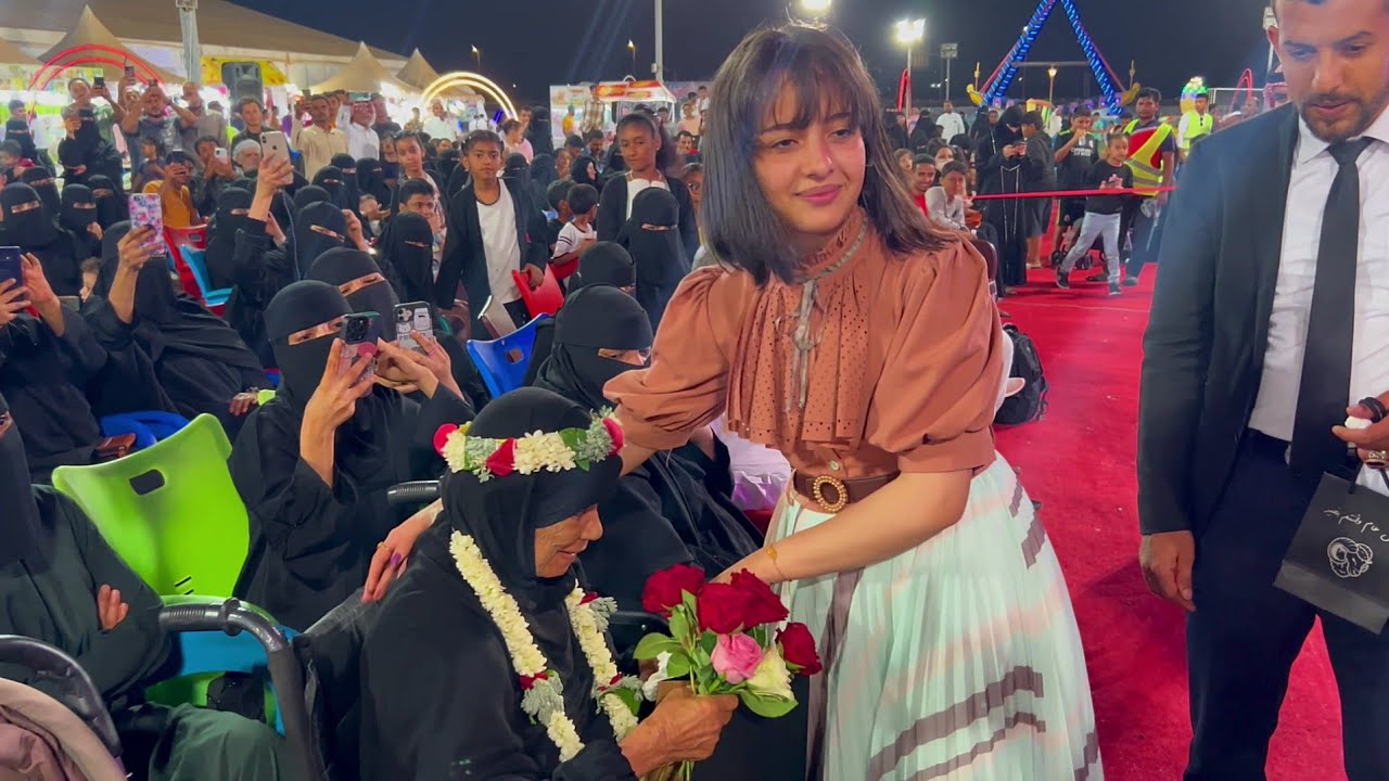 ماريا قحطان تكرم الأمهات كبار السن المقعدات الحاضرات حفلتها في السعودية