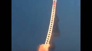 قام مبدع صيني بتقديم عرض مميز وهو عبارة عن سلم صاعد إلى السماء مصنوع من الألعاب النارية