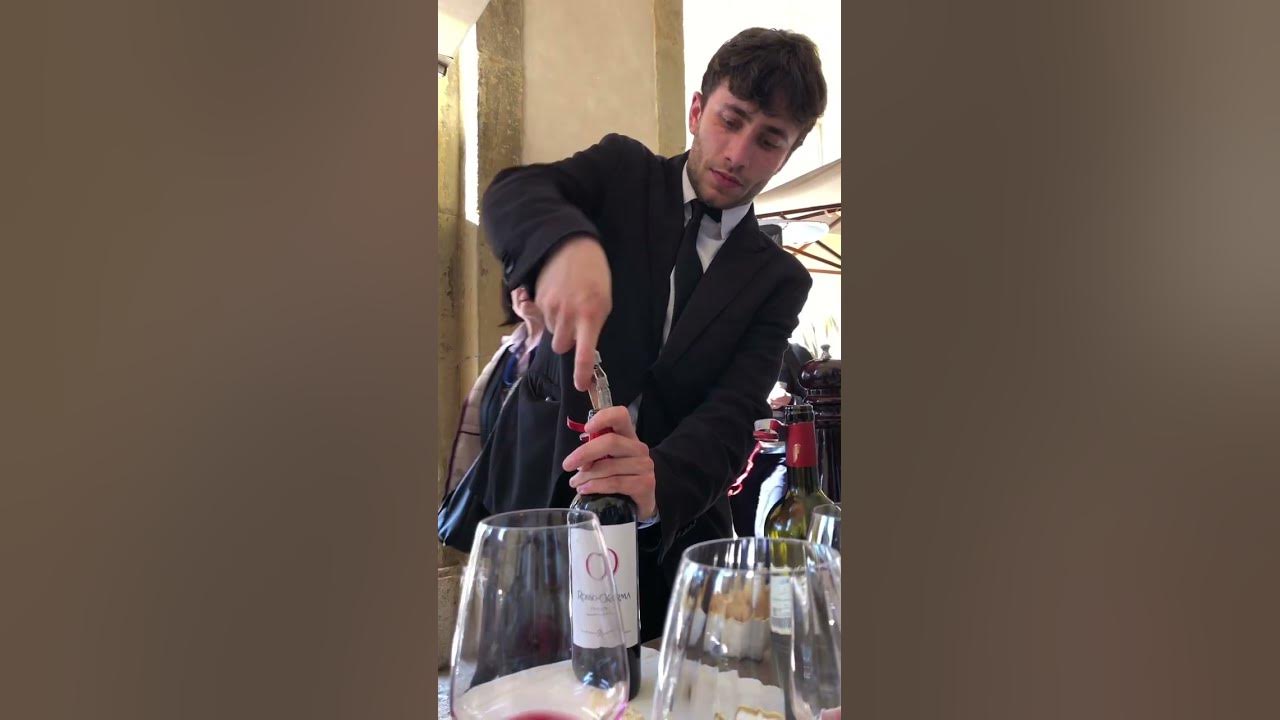 How did he do that with the cork??? That’s elegant table service!!