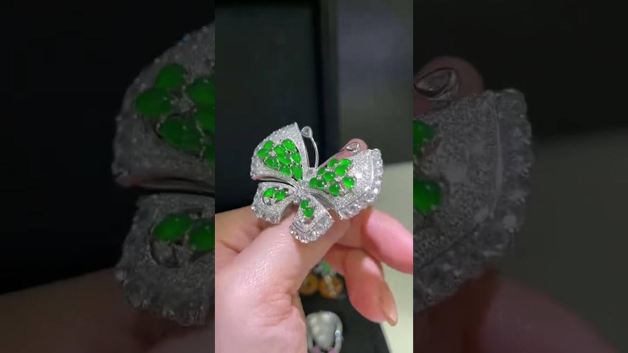 Emerald green emerald butterfly ring in 18k gold & diamonds