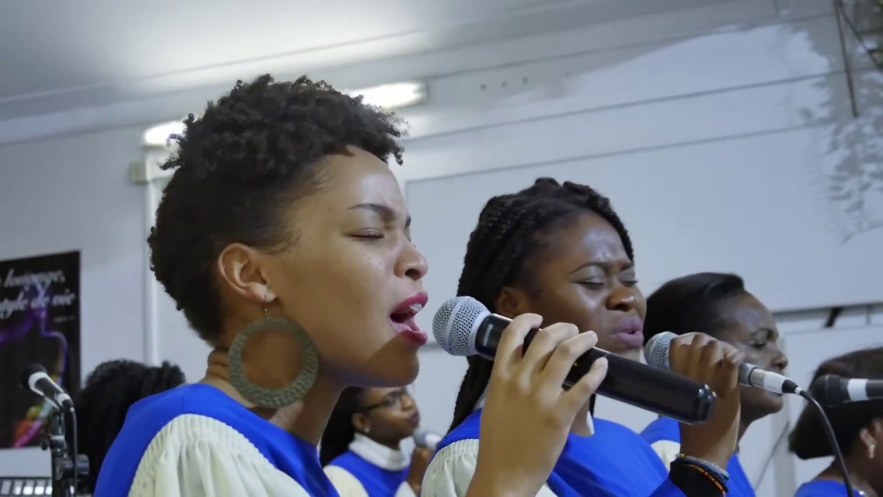 Chants de louange et d'adoration par la chorale 