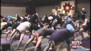 John Friend teaches anusara yoga i
