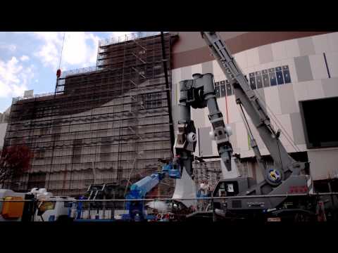 Life-size GUNDAM returned to Odaiba. Construction is ongoing.