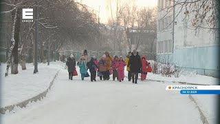 В красноярской школе прокомментировали, почему после эвакуации девочка осталась замерзать на улице