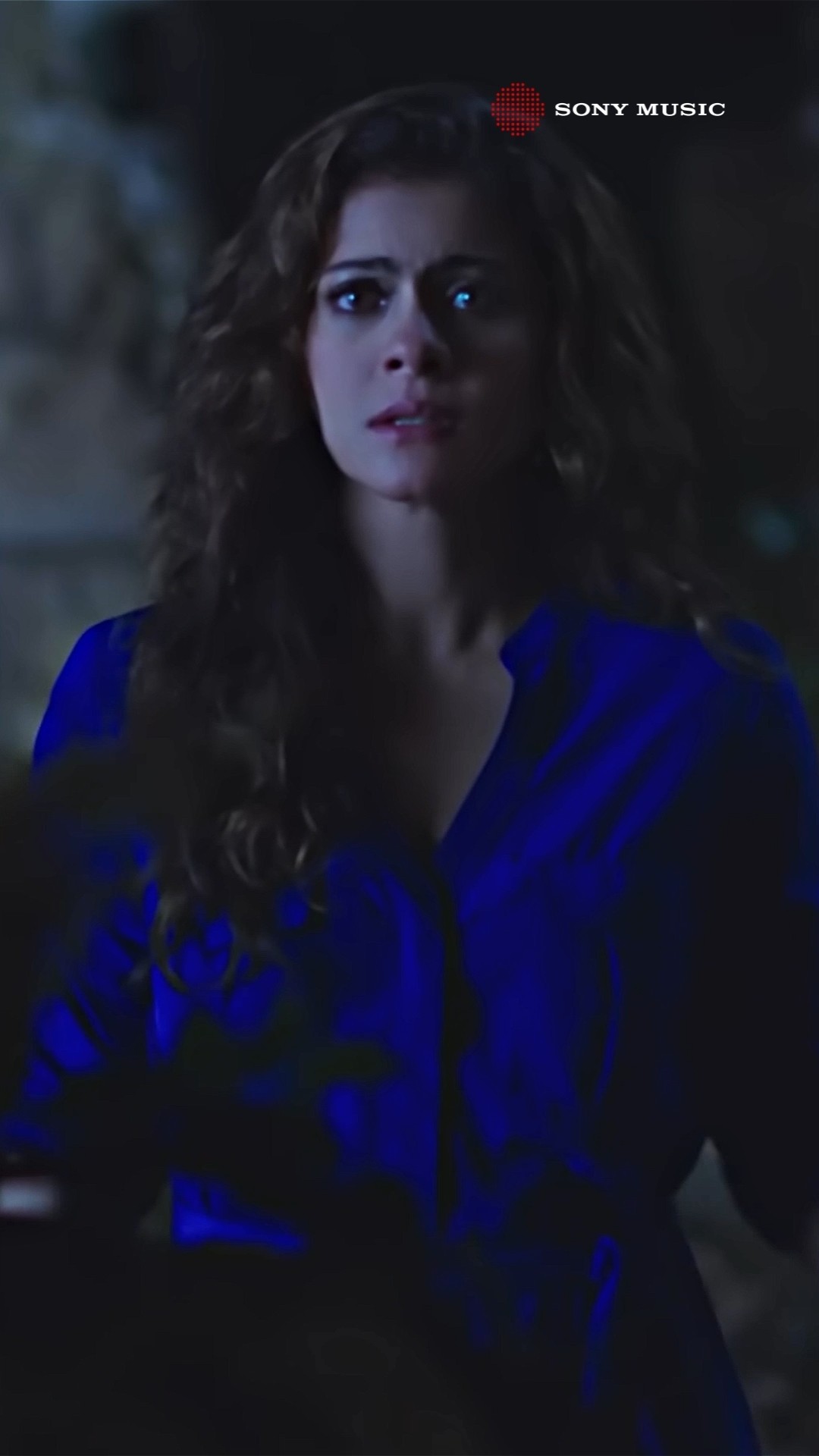 Love, friendship, and unforgettable moments ? #arijitsingh #dilwale #srk #kajol #daayre