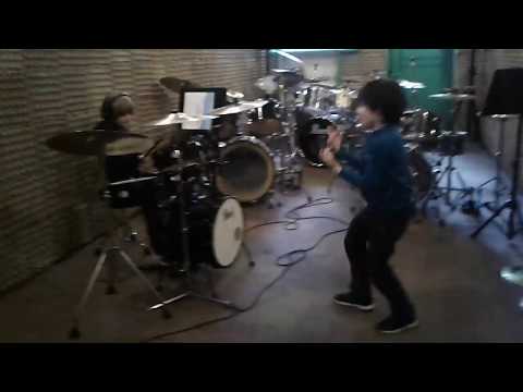 \"დუხზე\" მოჰყავს :D :D