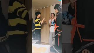 Treasure weverse live - Haruto come wearing a sheet mask when Jihoon and Jaehyuk doing live