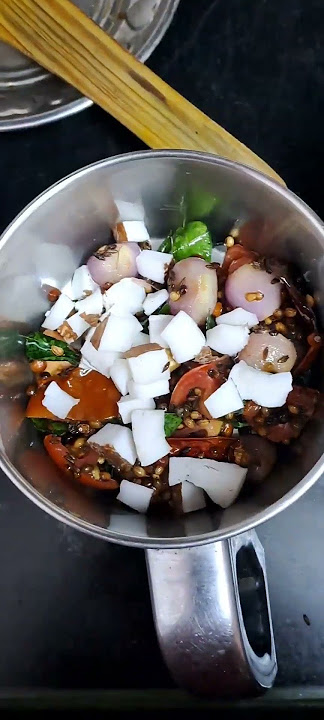 வர வரனு  வருத்து  அரைச்சு வச்ச வெண்டை புளி குழம்பு இப்படியும் செய்யலாம் அம்புட்டு ருசி😋😋
