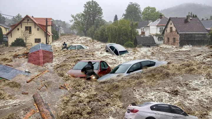 Chaos in Bosnia and Herzegovina! Massive floods destroy houses and cars in Bosnia!