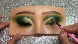 Cómo aplicar las sombras en mi tablero de práctica de maquillaje/green cut crease