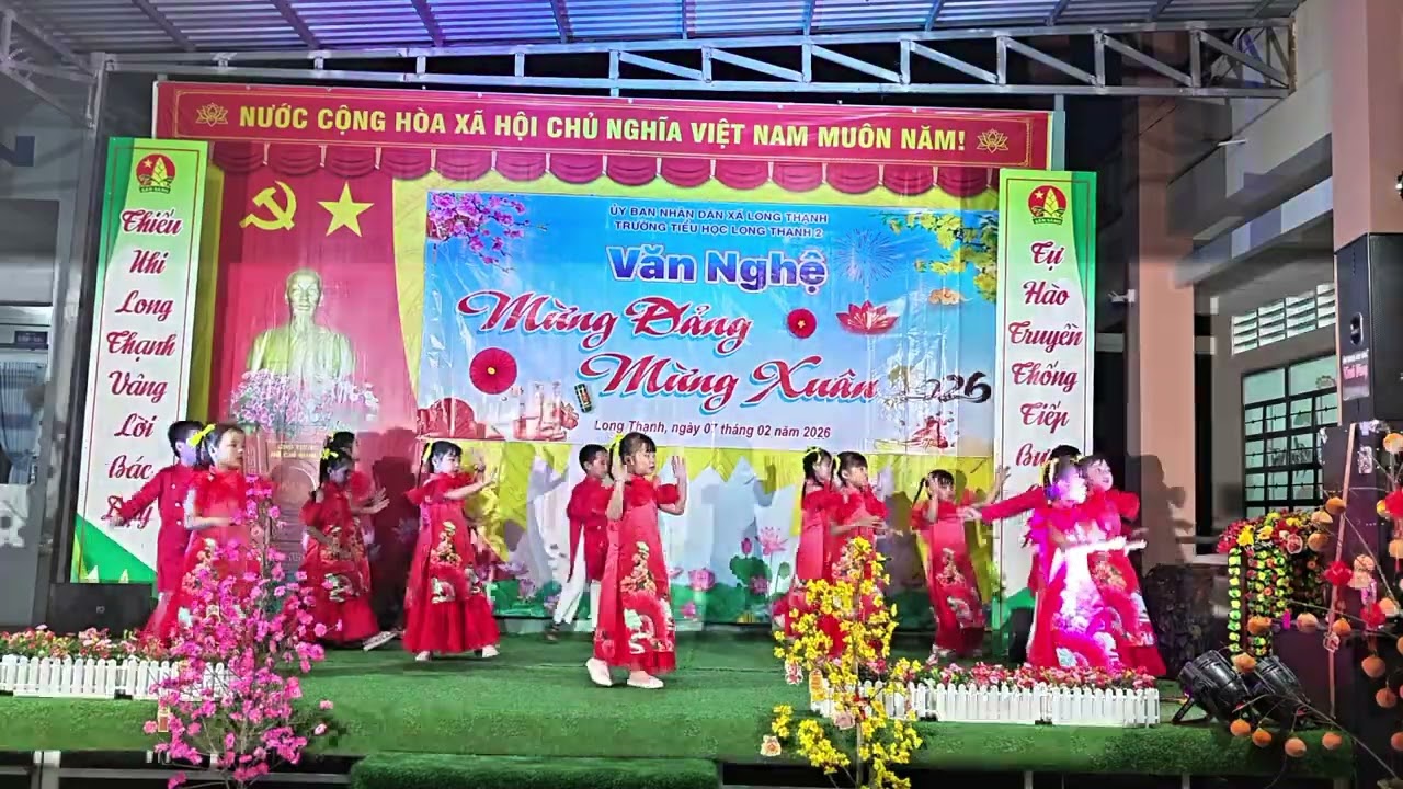 Bé đón Tết sang trường TH Long Thạnh 2 