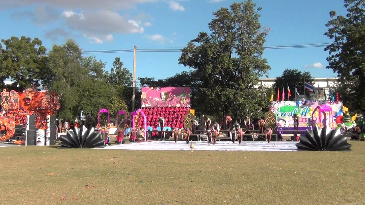 เชียร์ คณะสีชมพู งานกีฬาสีภายใน โรงเรียนบ้านไผ่ 2558