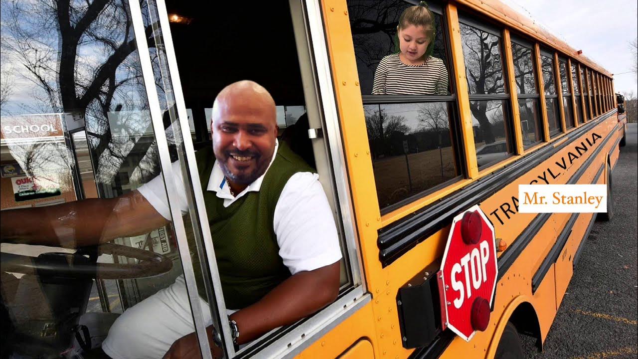 Водитель автобуса в италии. Водитель автобуса. The bus driver was. Bus driver job. When on the bus don'….