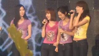 [090503] SNSD Yulsic 율싴 Fancam Moment#11 - Scandalous Butt Slapping (View #2)