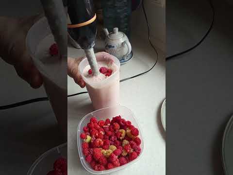 Коктейль! Яблоки,молоко, банан, ванилин,сахар,малина и не взбалтывать.