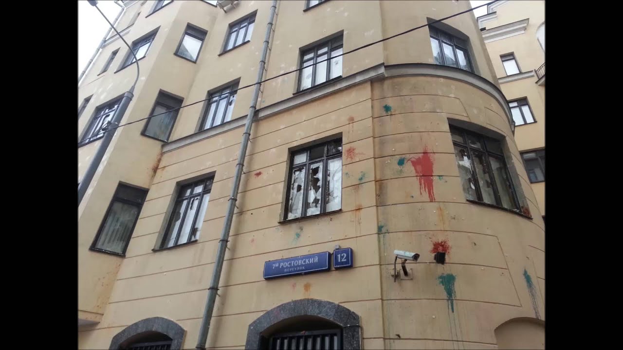 Посольство Турции в Москве забросали камнями - YouTube