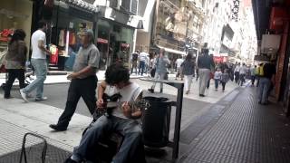 GUITARRISTA FERA, MUITO TALENTO. NAS RUAS DE BUENOS AIRES!