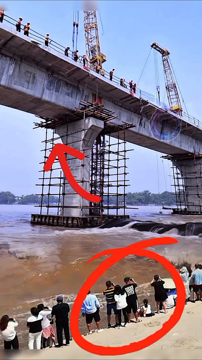They Were Filming When the Bridge Suddenly Fell😱