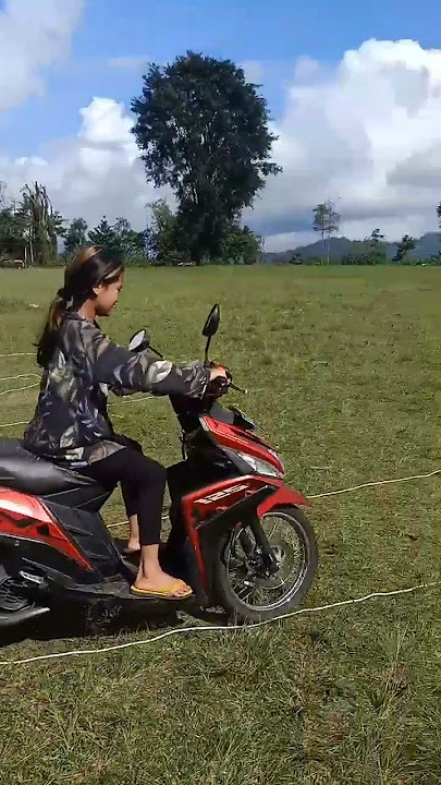 cewek ABG belajar motor dengan cara zig-zag supaya lebih cepat menguasai gas rem dan stang