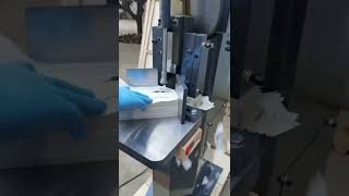 Corner cutting machine, realise easy and flat corner cutting