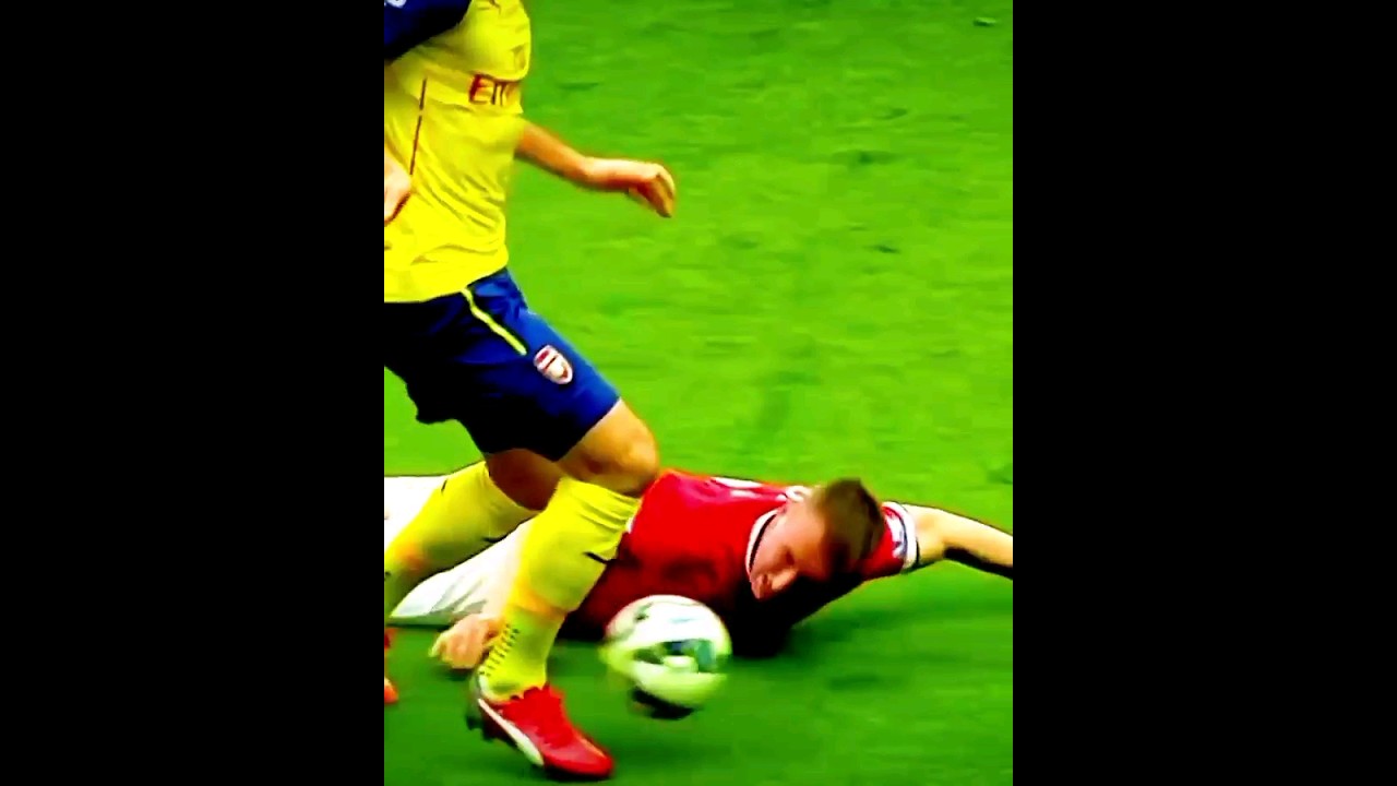 PHIL JONES Head Tackle 🤣 