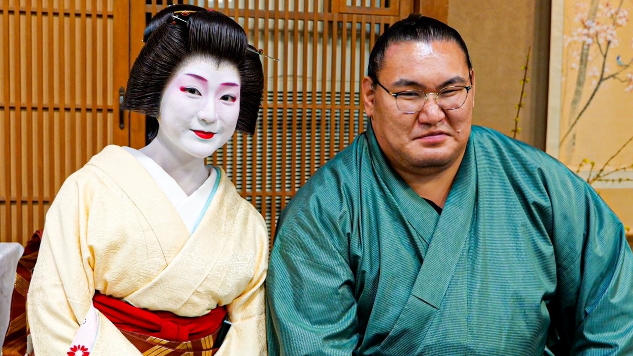 Sumo Wrestlers vs. Maiko Girls! Kyoto Traditional Game Challenge...🎎