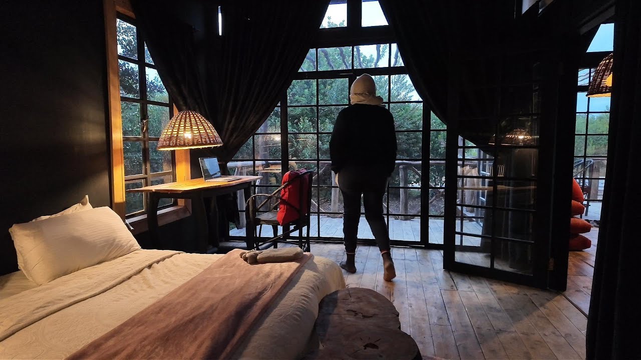 Она построила ПРОСТУЮ РОСКОШНУЮ хижину, используя обычные материалы и местное мастерство.