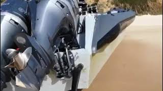 UNA NARCOLANCHA VARADA EN LA ARENA EN LAS PRÓXIMIDADES DE LA TORRE DEL PUERCO DE CHICLANA